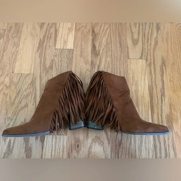 Qupid. Brown Suede Fringe Boots. Size 10. - Picture 8 of 9